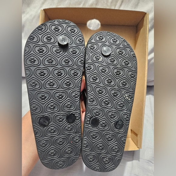 Childerns Place Girls Slippers 12/13 - Picture 2 of 2